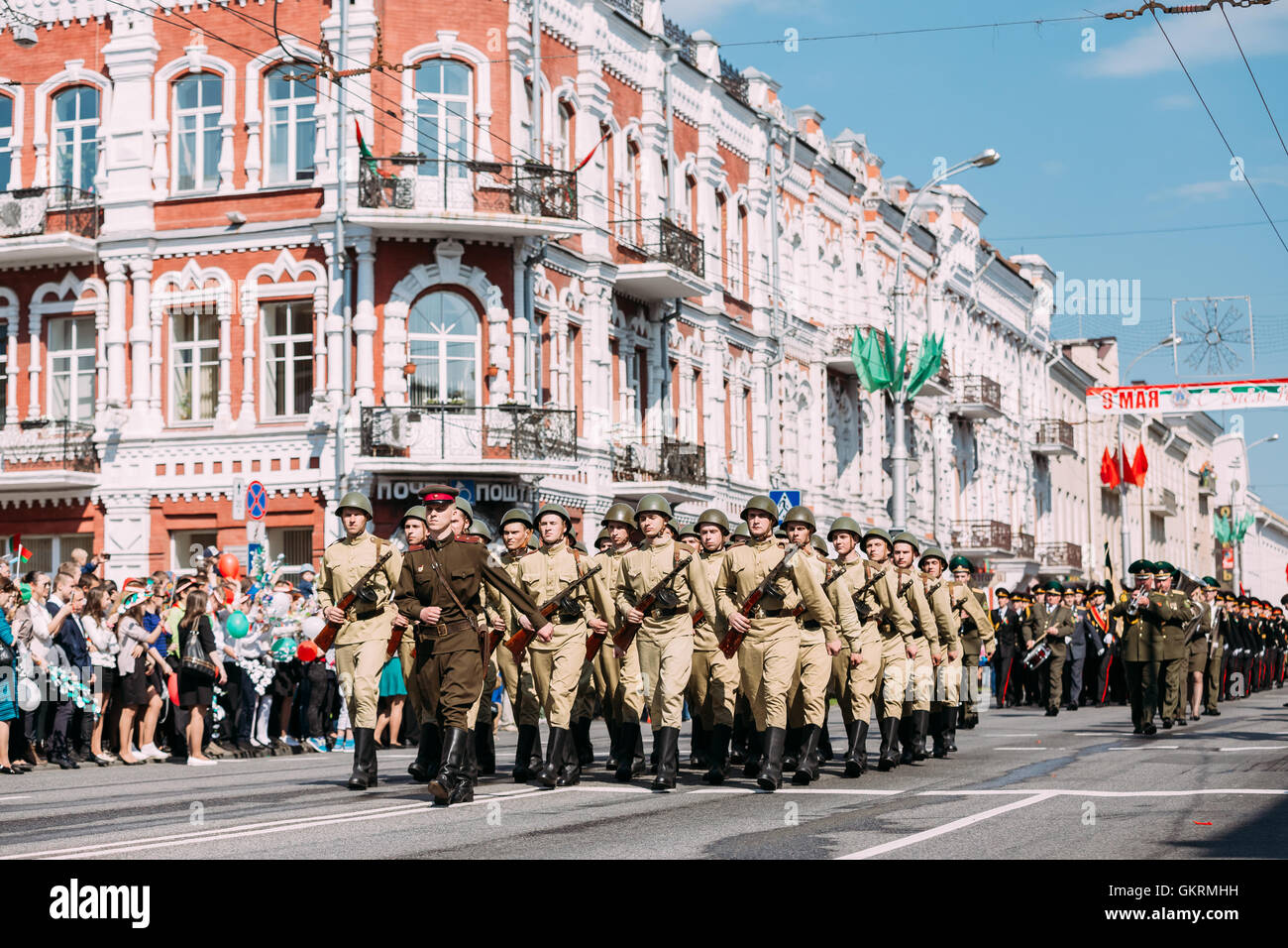 Marschieren bewaffneten Soldaten Formation mit dem Offizier im Kopf, als russischen sowjetischen Soldaten des zweiten Weltkriegs Zeit gekleidet. Feierliche Parade P Stockfoto