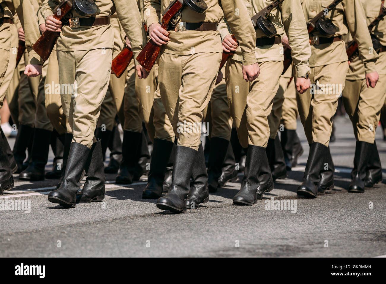 Die Soldaten Füße In russische sowjetische Uniform WW2 Zeit In marschierenden Haltung auf dem Asphalt. Die Parade-Bildung der jährlichen Victor Stockfoto