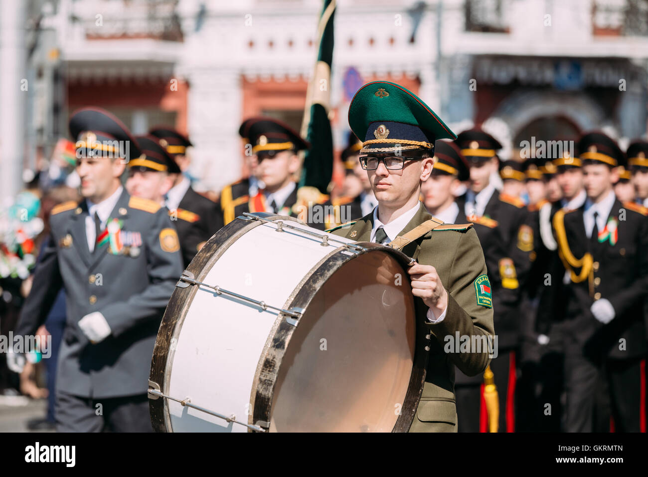 Die Szene der v-Day Parade Prozession mit der junge Offizier der Grenze Servicekraft von Belarus spielen die große weiße Trommel In Gal Stockfoto