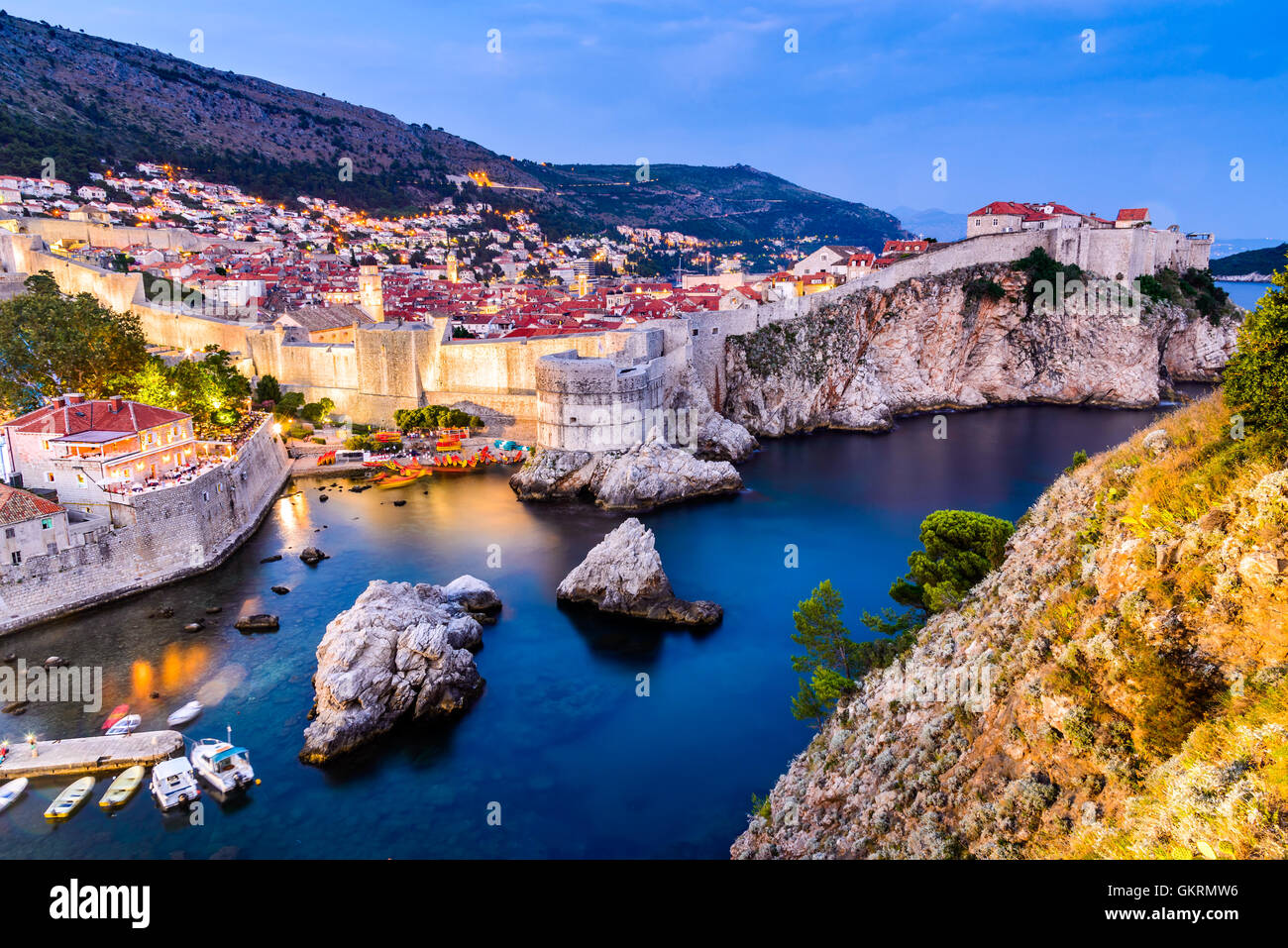 Dubrovnik, Kroatien. Spektakuläre Dämmerung malerischen Blick auf die alte Stadt von Ragusa aus der Festung Lovrijenac. Stockfoto