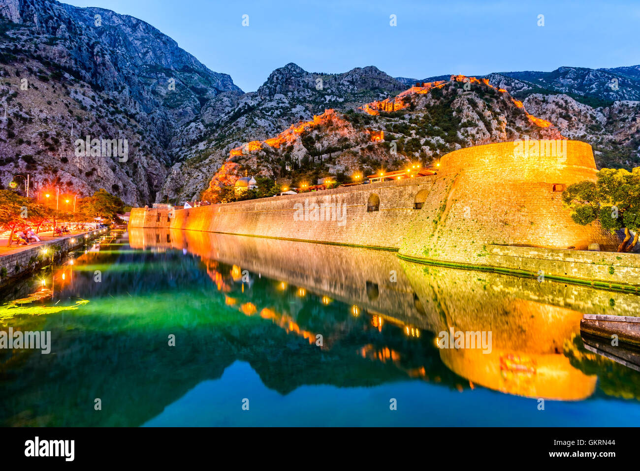 Bucht von Kotor, Montenegro. Venezianische Festung von Kotor und Scurda Fluss. Turm und Mauer, Lovcen Berg im Hintergrund. Stockfoto