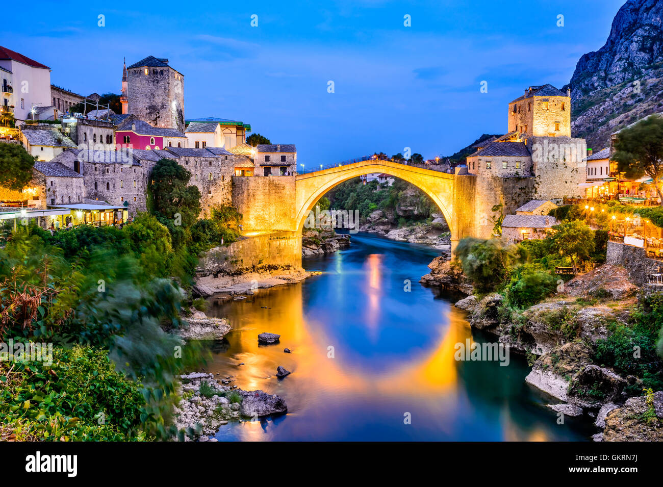 Mostar, Bosnien und Herzegowina. Die alte Brücke, Stari Most, mit smaragdgrünen Fluss Neretva. Stockfoto