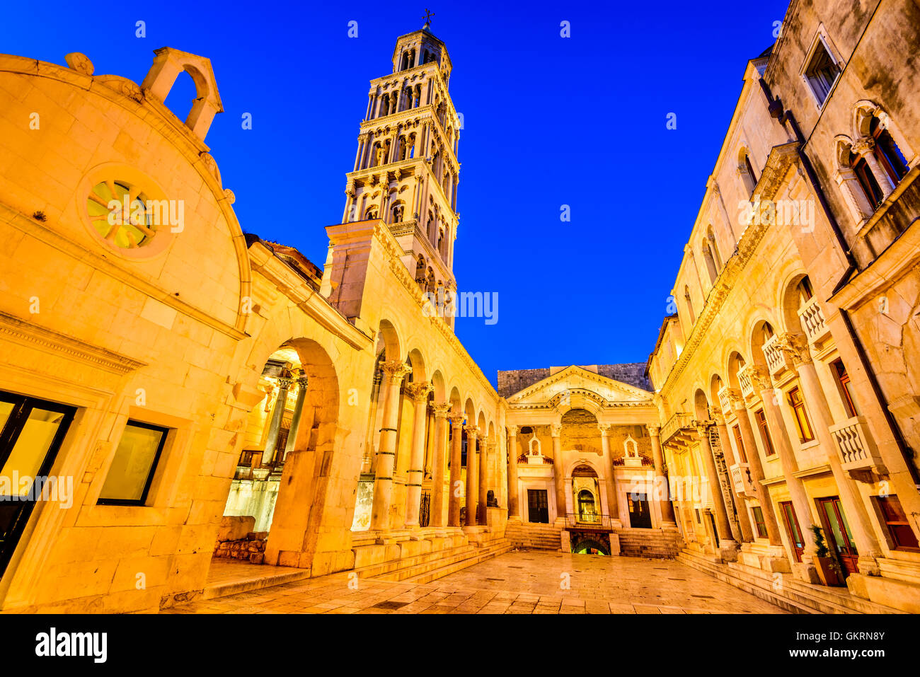 Split, Kroatien. Diokletian Palast Säulenhalle vor Glockenturm der Kathedrale des Heiligen Domnius. Stockfoto