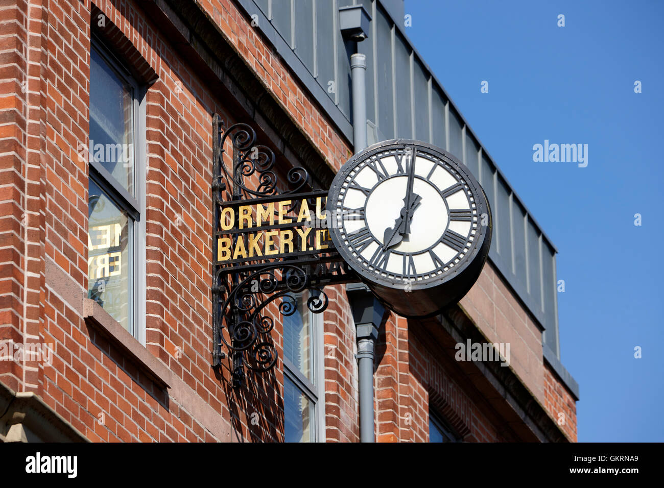alte Uhr am ehemaligen Ormeau Bäckerei saniert in Wohnungen und Geschäfte auf der Ormeau Road belfast Stockfoto