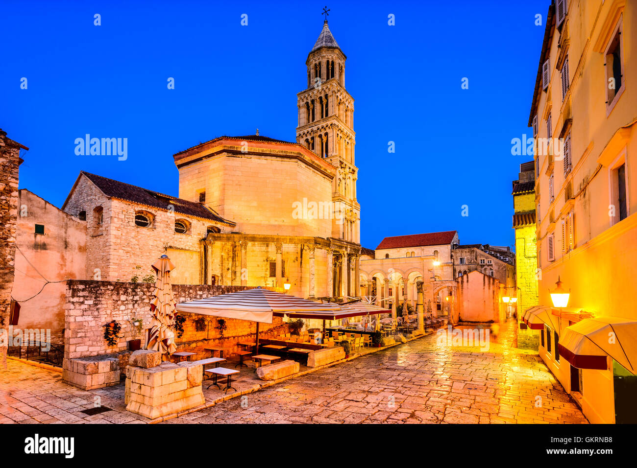 Split, Kroatien. Diokletian Palast Säulenhalle vor Glockenturm der Kathedrale des Heiligen Domnius. Stockfoto