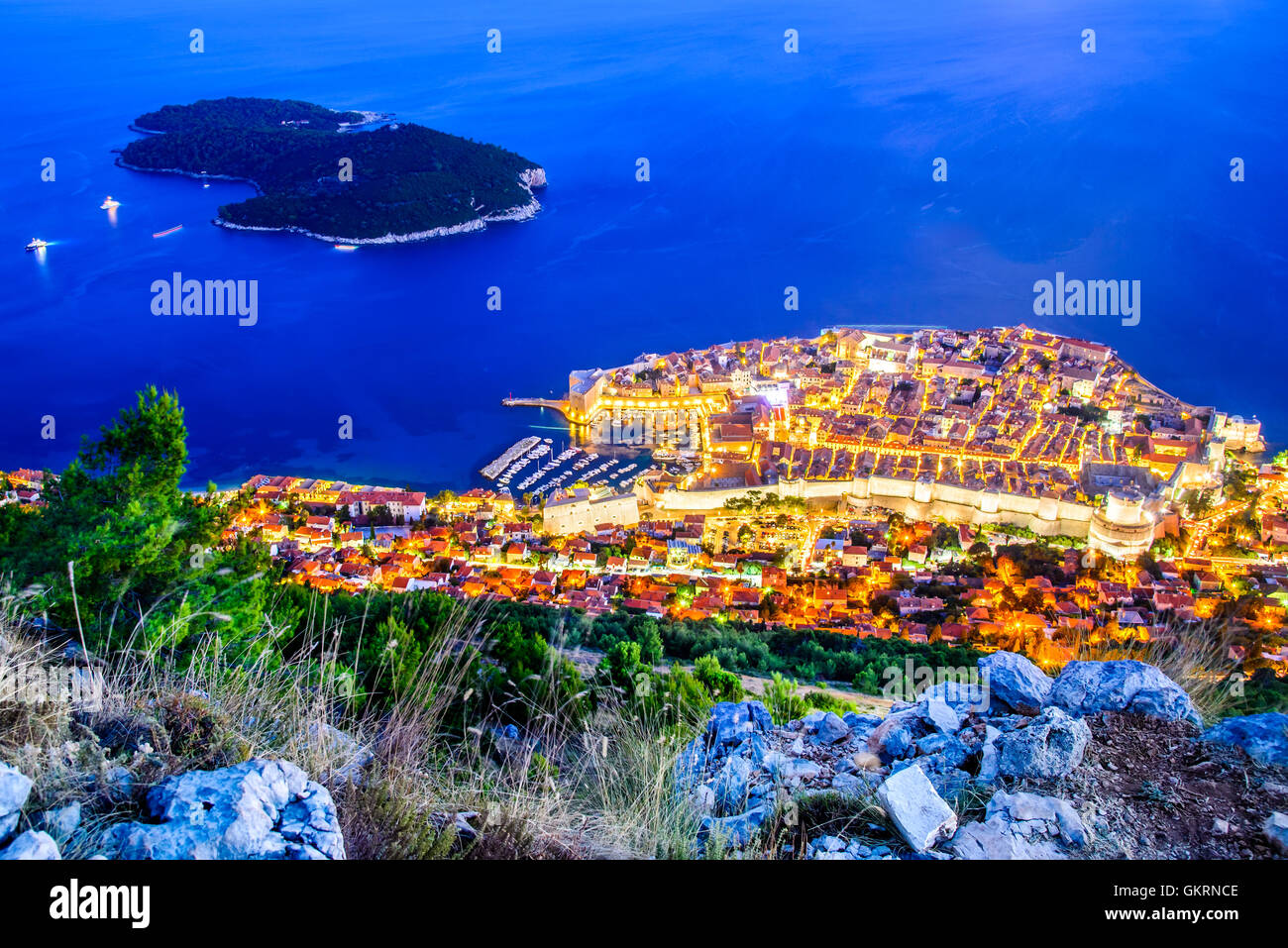 Dubrovnik, Kroatien. Spektakuläre Dämmerung malerischen Blick auf die Altstadt, mittelalterliche Ragusa und Lokrum Insel an der dalmatinischen Küste. Stockfoto