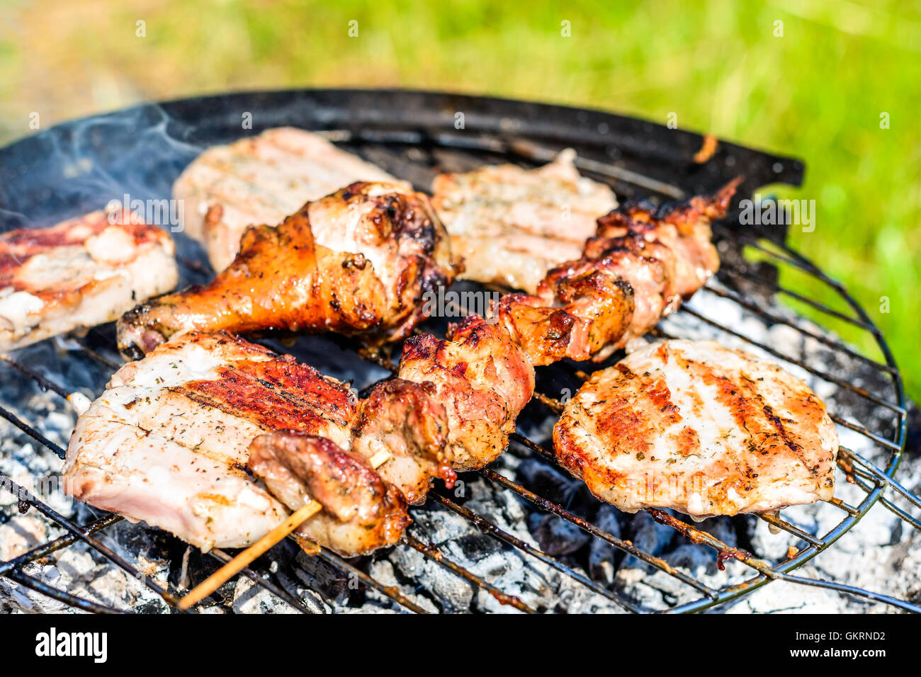 Barbecue-Grill mit verschiedenen Arten von Fleisch, close-up. Stockfoto