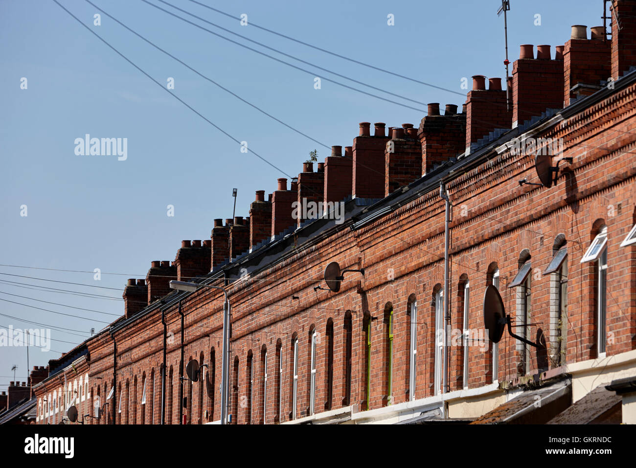 Reihen von Schornsteinen auf roten Backstein viktorianischen Reihenhaus Reihenhäuser Rushfield Avenue South Belfast Nordirland Stockfoto