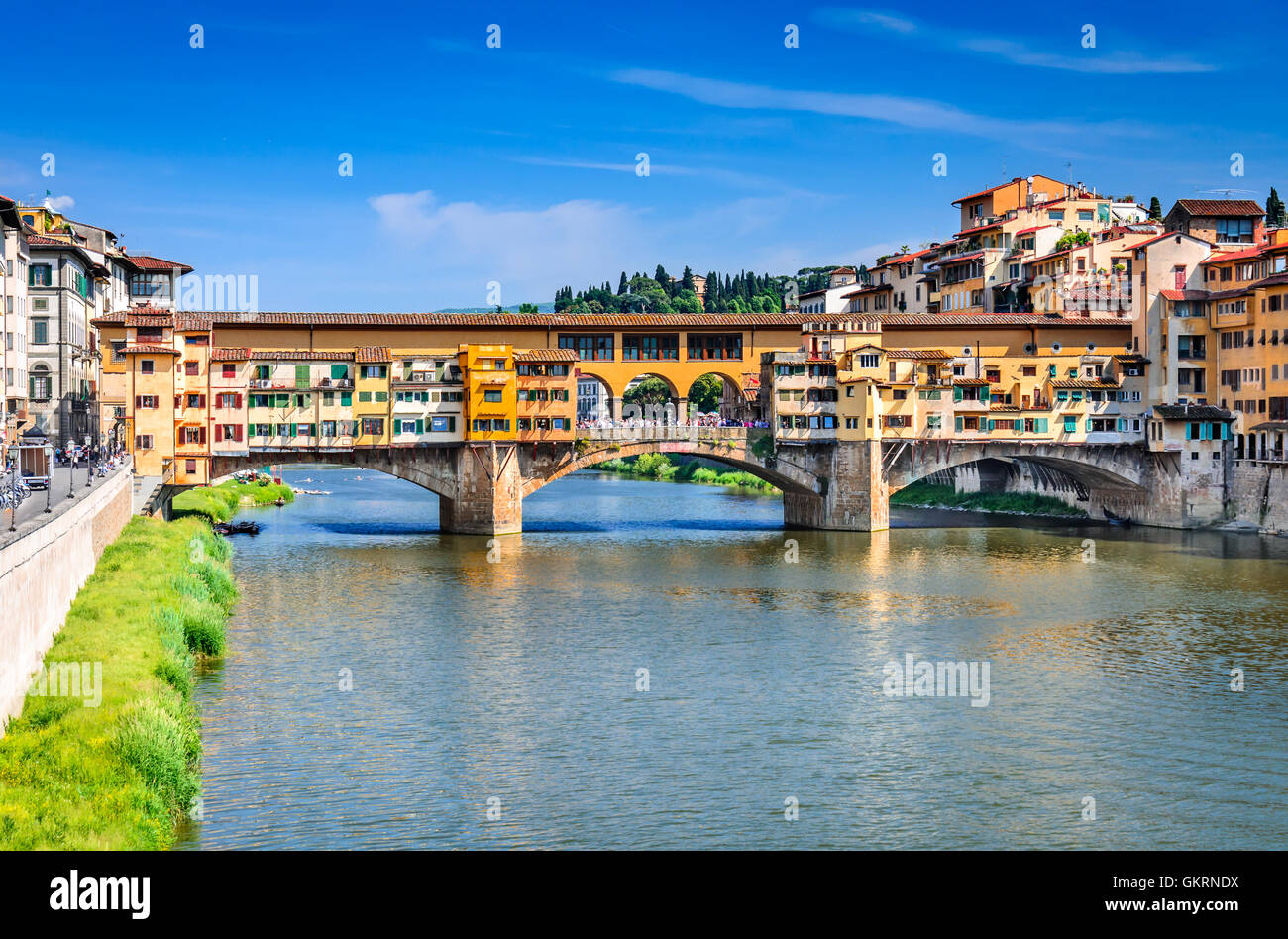 Florenz, Italien. Fluss Arno und der berühmten Brücke Ponte Vecchio bei Sonnenuntergang (Italienisch: Florenz, Toscana). Stockfoto