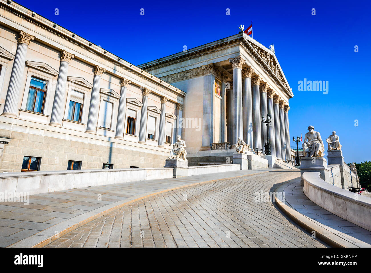 Panoramablick über österreichische Parlamentsgebäude mit berühmten Pallas Athene Brunnen und Haupteingang in Wien, Österreich. Stockfoto