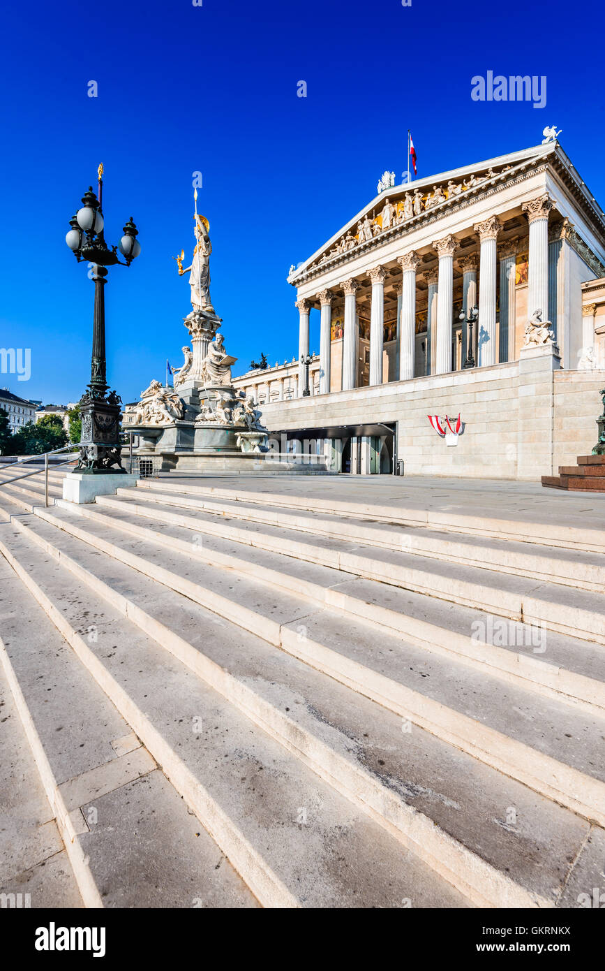 Panoramablick über österreichische Parlamentsgebäude mit berühmten Pallas Athene Brunnen und Haupteingang in Wien, Österreich Stockfoto