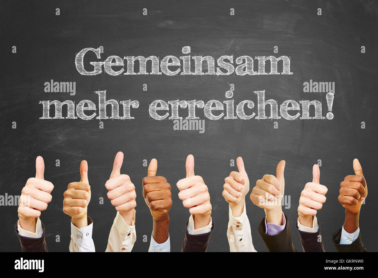 Tafel mit dem Satz "gemeinsam bewegen wir mehr in deutscher Sprache" Stockfoto