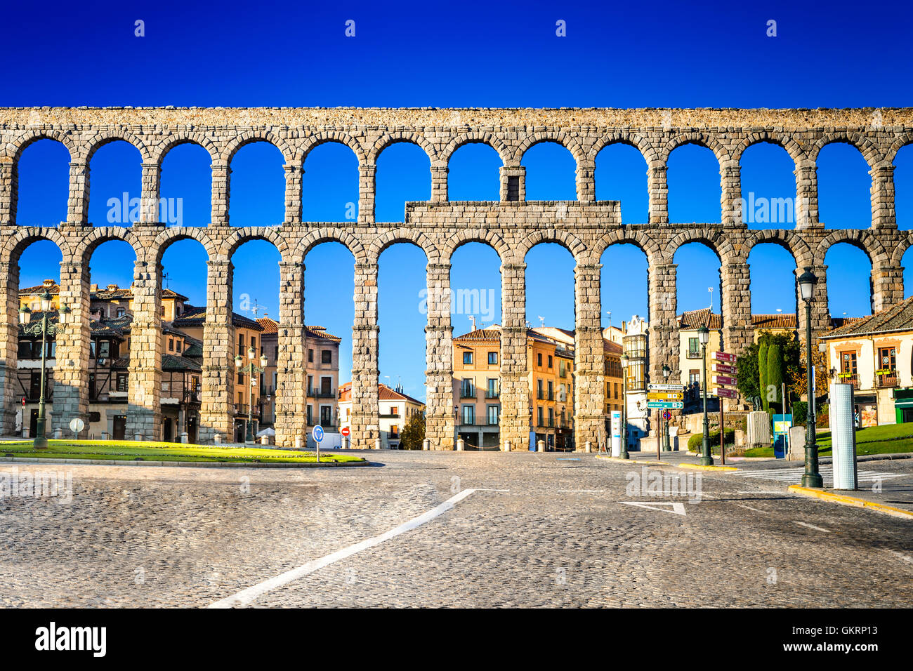 Segovia, Spanien. Blick auf die Stadt am Plaza del Artilleria und das antike römische Aquädukt, Castilla y Leon. Stockfoto