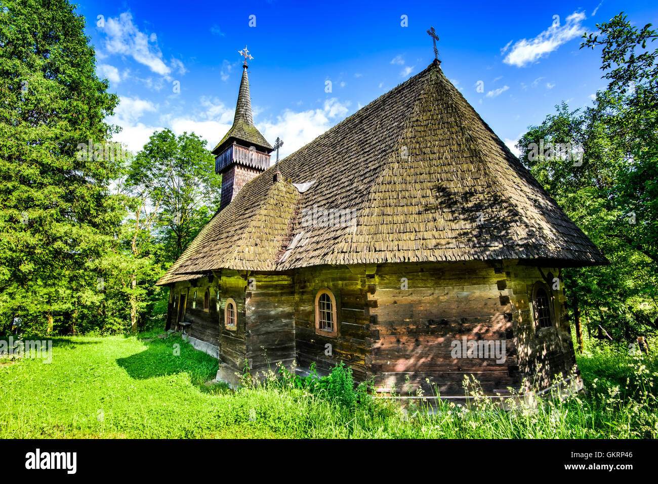 Breb, Rumänien. Altes Dorf in Maramures, rumänischen traditionellen hölzernen Kirche Baustil, Leben auf dem Lande. Stockfoto