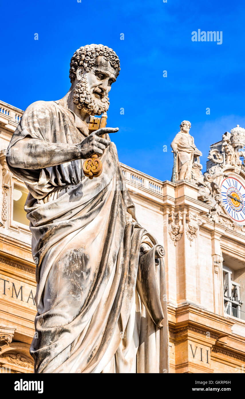 Vatikanstadt, Rom, Italien. Statue von St. Peter und St. Peter Basilika im Hintergrund in dem Petersplatz. Stockfoto