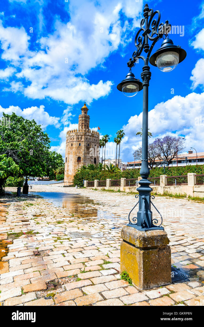 Sevilla, Andalusien, Spanien - Torre del Oro (Tower of Gold) von maurischen Dynastie der Almohaden in der Nähe des Flusses Guadalquivir errichtet. Stockfoto