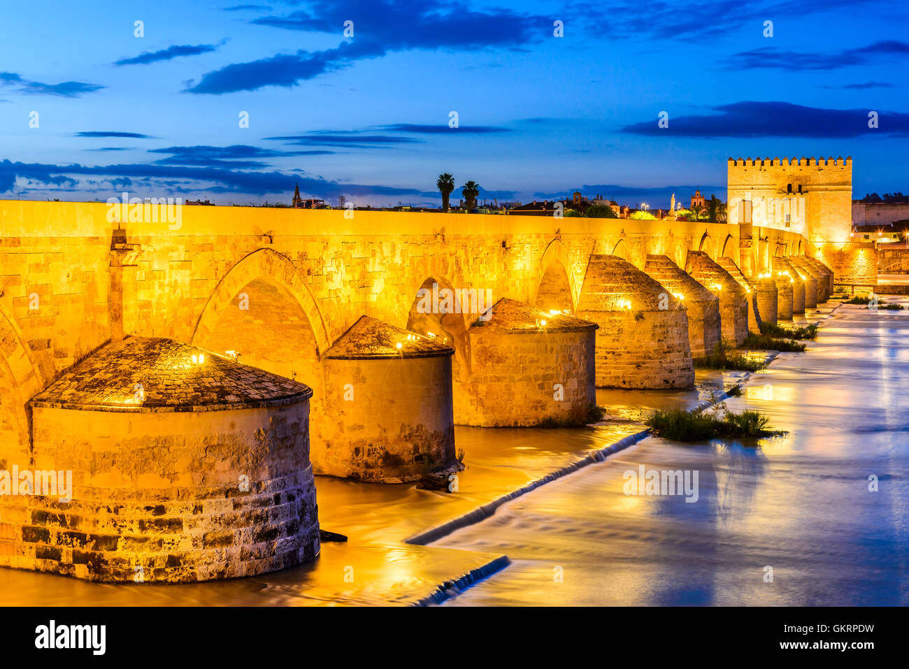 Córdoba, Andalusien, Spanien. Römische Brücke am Fluss Guadalquivir und Calahorra Turm in der Dämmerung. Stockfoto