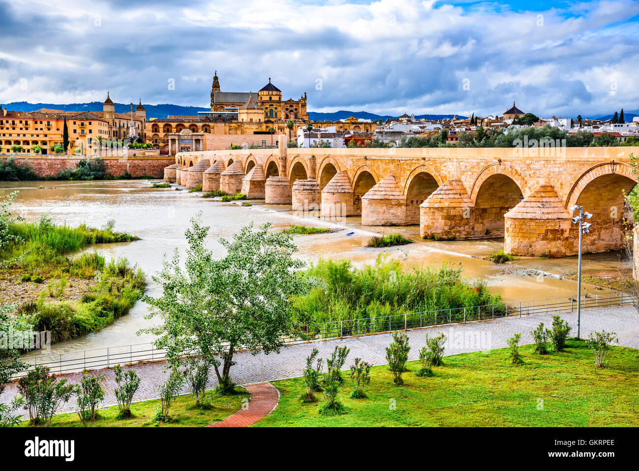 Córdoba, Spanien. Römische Brücke am Fluss Guadalquivir und die große Moschee (Mezquita-Kathedrale) in der Dämmerung in der Stadt Cordoba. Stockfoto