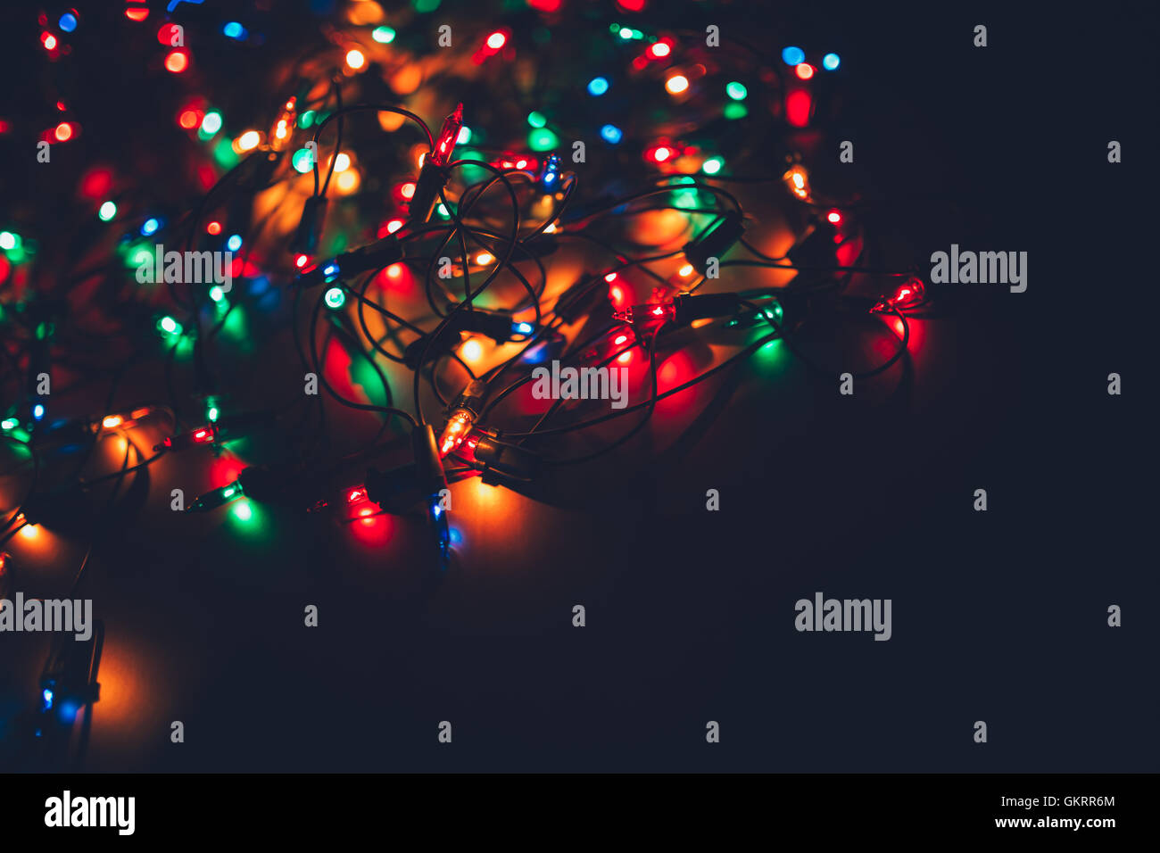 Weihnachtsbeleuchtung auf dunklem Hintergrund. Dekorative Girlande. Getönte Foto Stockfoto