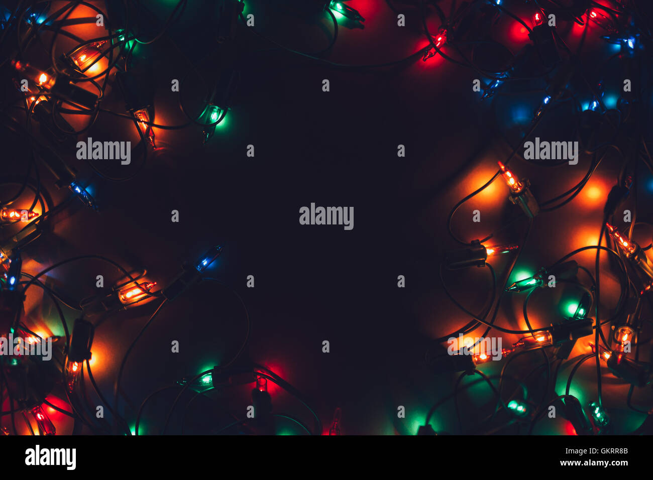 Weihnachtsbeleuchtung auf dunklem Hintergrund. Dekorative Girlande. Getönte Foto Stockfoto