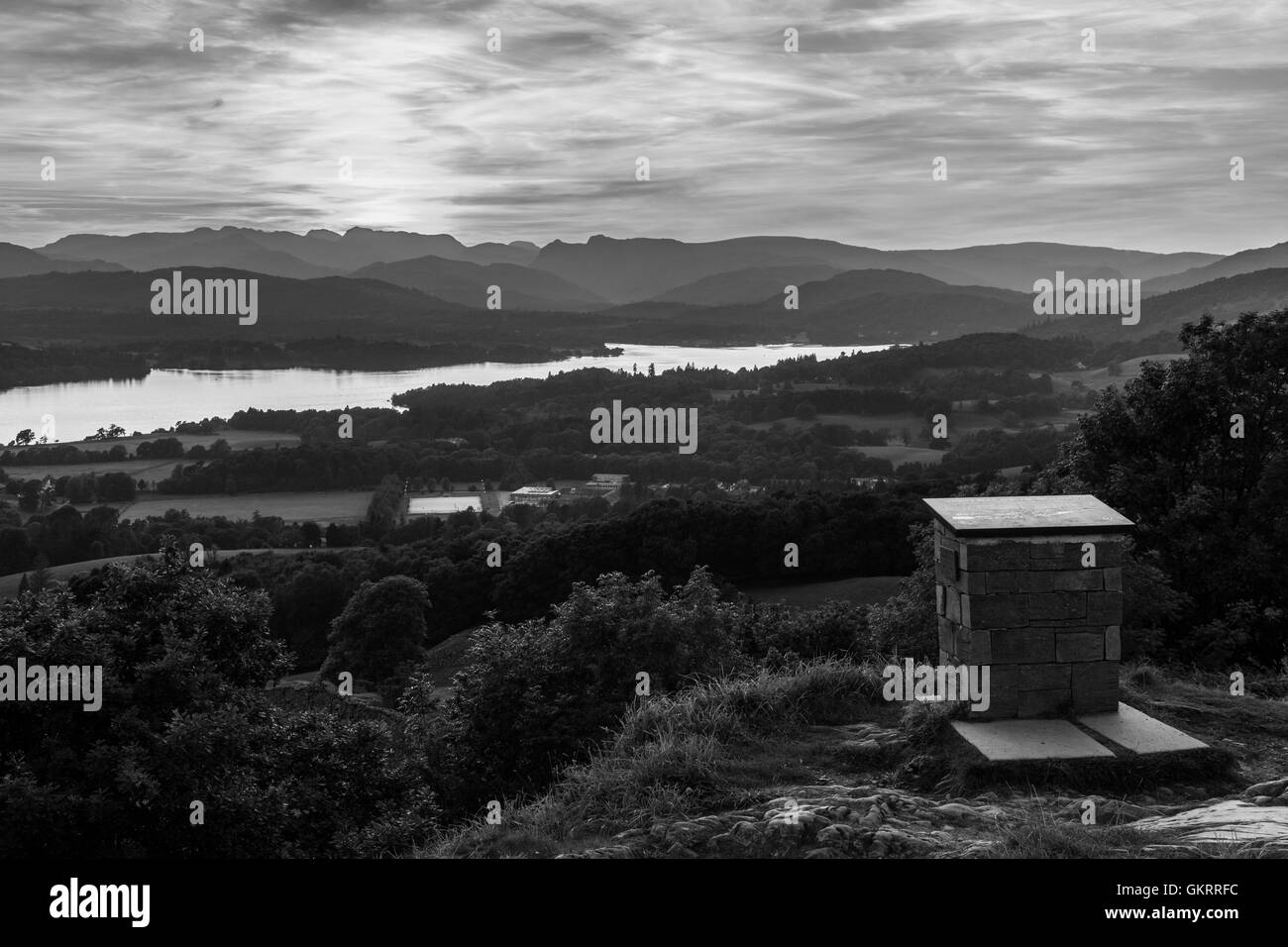 Sonnenuntergang über Windermere zum Old man of Coniston und den Langdale Pikes, von Orrest Head, Windermere, Cumbria Stockfoto