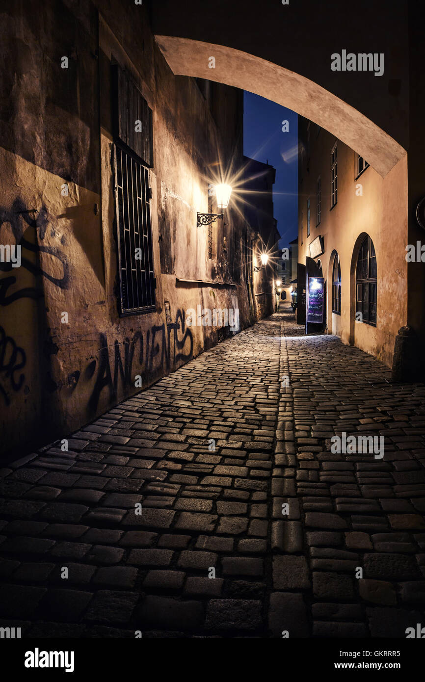enge Gasse mit Laternen in Prag bei Nacht Stockfoto