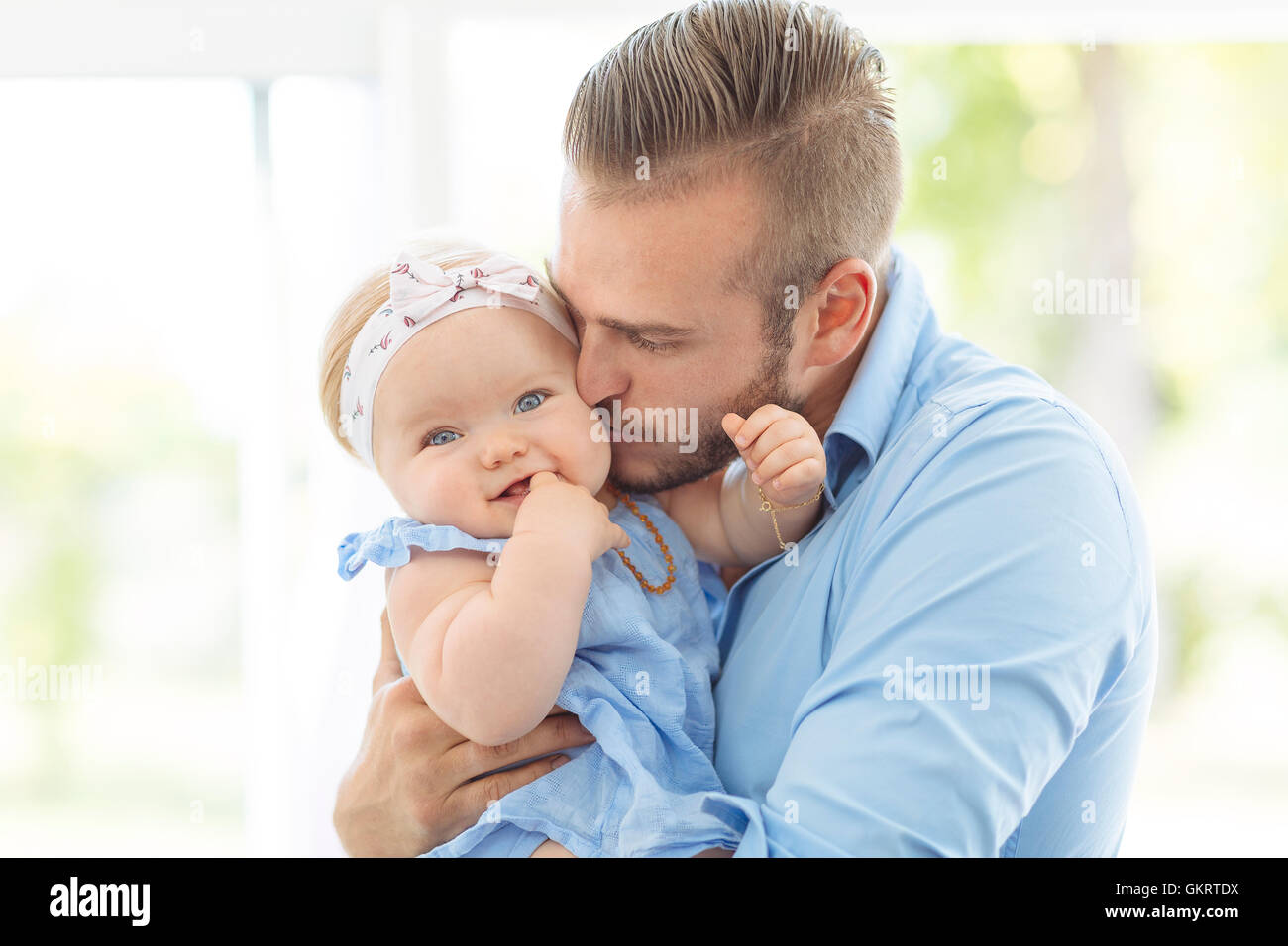 Papa spielen und umarmt seine Babymädchen Stockfoto