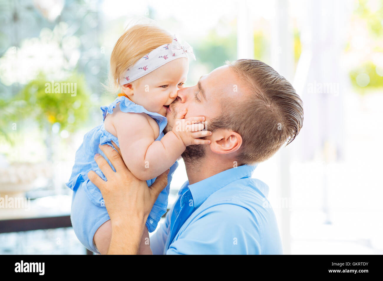 Papa spielen und umarmt seine Babymädchen Stockfoto