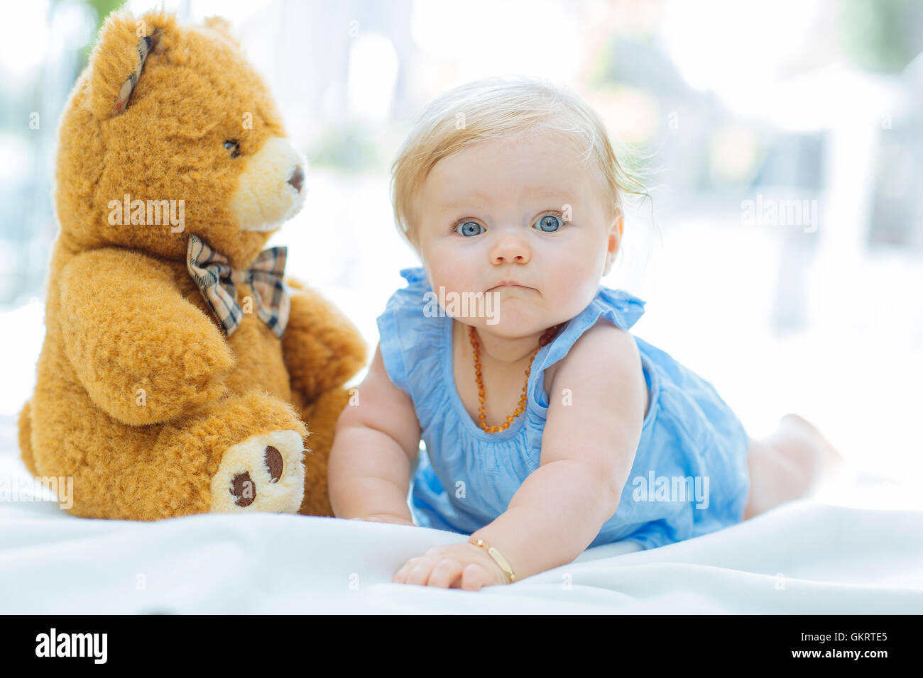 Porträt von einem Babymädchen spielen mit ihren Bären Stockfoto
