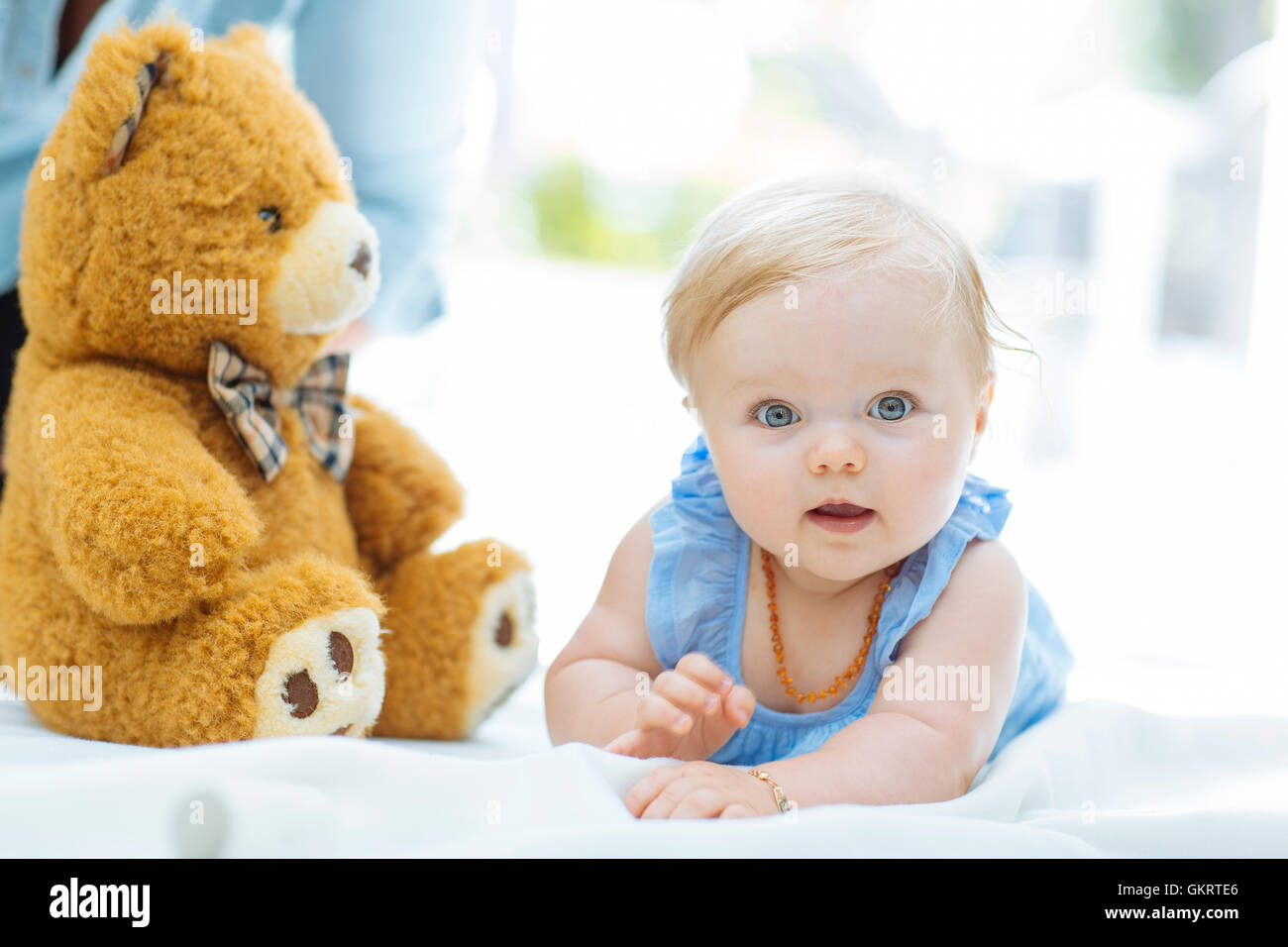 Porträt von einem Babymädchen spielen mit ihren Bären Stockfoto