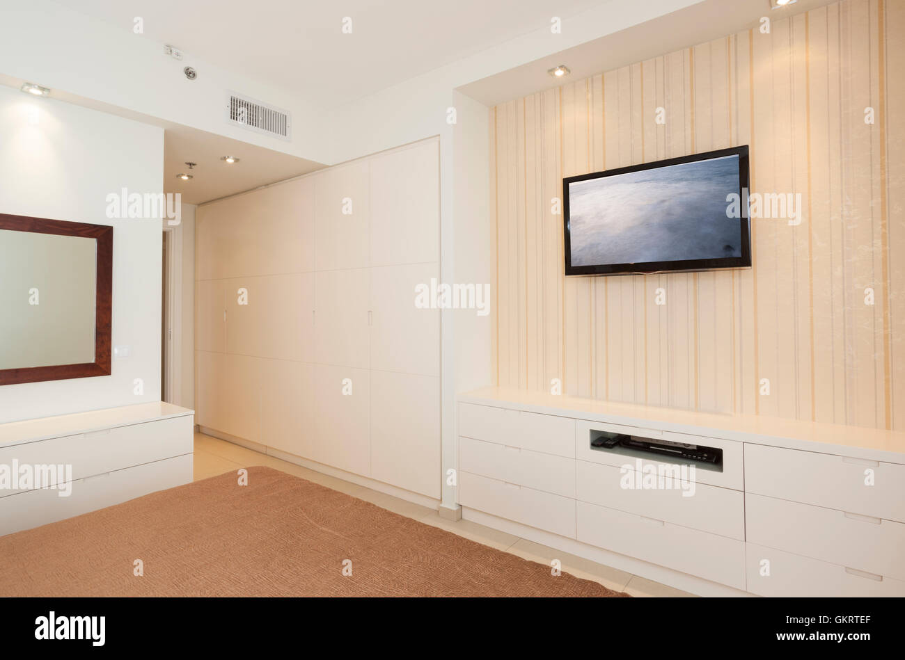 Luxus helle Schlafzimmer mit HD TV Stockfoto