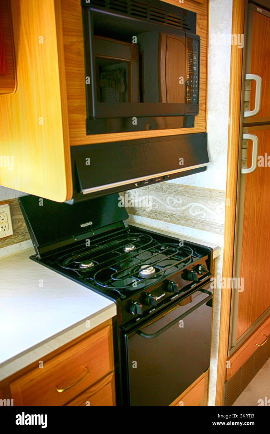 Gas-Backofen und Mikrowelle in einem 32ft Klasse A Wohnmobil eingerichtet  in einem Park in Florida Stockfotografie - Alamy