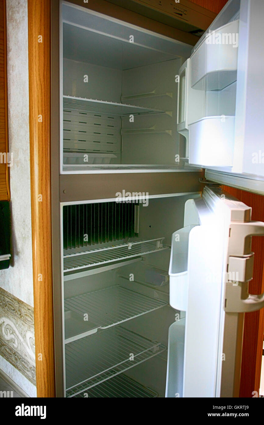 Gas/Elektro-Kühlschrank und Gefrierschrank in einem 32ft Klasse A Wohnmobil  eingerichtet in einem Park in Florida Stockfotografie - Alamy