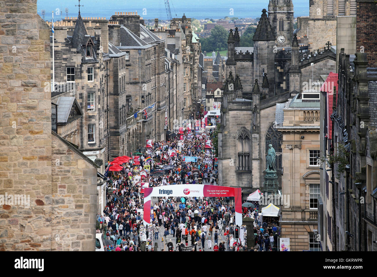 Einen Überblick über die Massen von Edinburghs Royal Mile in Edinburgh Fringe Festival 2016. Stockfoto