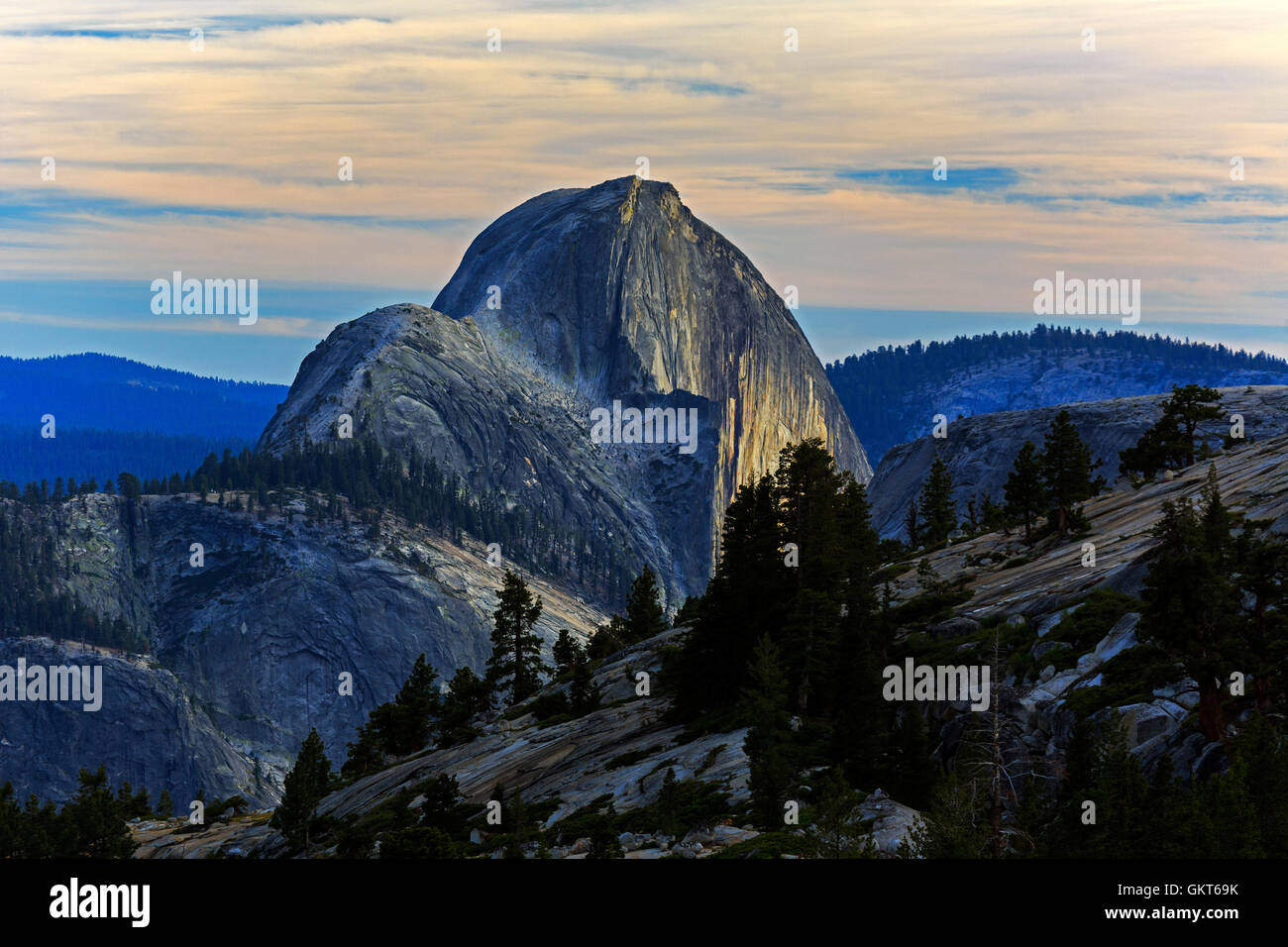 Dies ist eine Ansicht des Half Dome, eine massive Granit-Formation, die fast 5.000 Fuß über dem Boden Yosemite Valley in Yosemit steigt Stockfoto