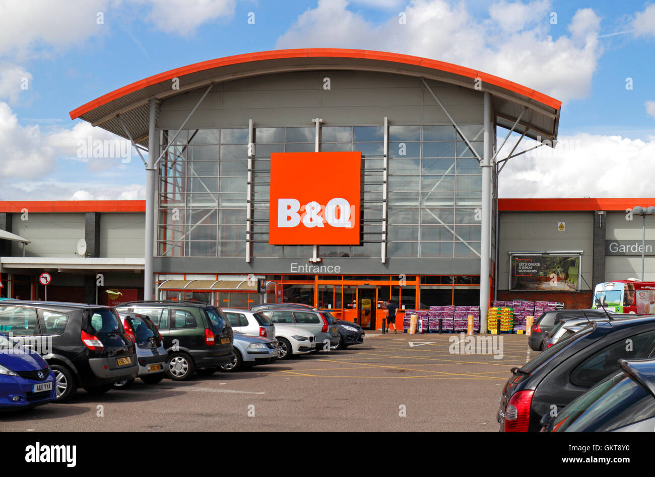 Ein Blick auf die Shop-Fassade des B & Q speichern in Hellesdon, Norwich, Norfolk, England, Vereinigtes Königreich. Stockfoto