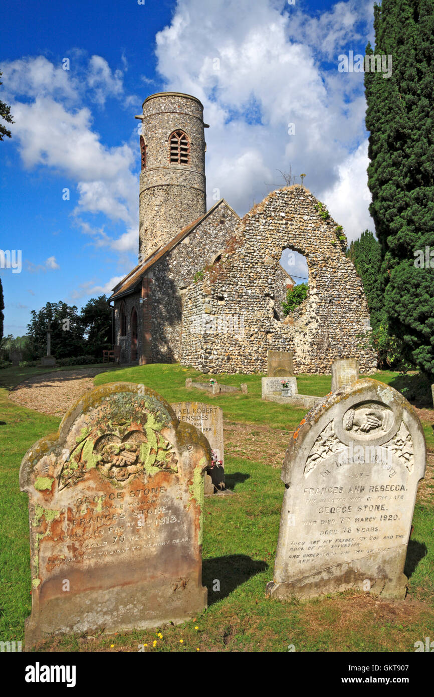 Ein Blick auf zwei Grabsteine mit Symbolen auf dem Friedhof der Kirche Allerheiligen in Keswick, Norfolk, England, UK. Stockfoto