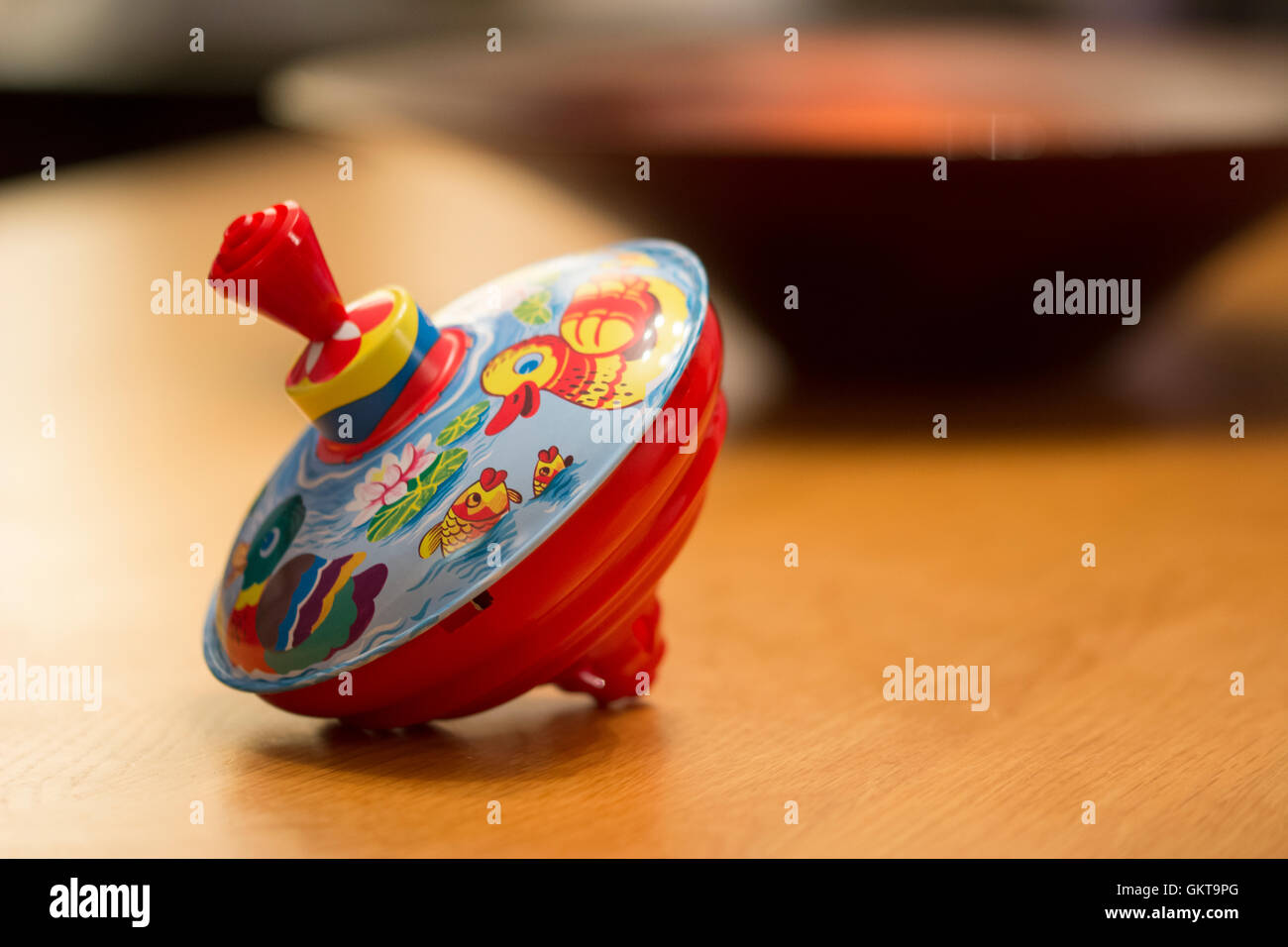 Einen schönen warmen Schuss ein einzelnes Kind Spielzeug-Kreisel mit einer Ente Grafik drauf Stockfoto