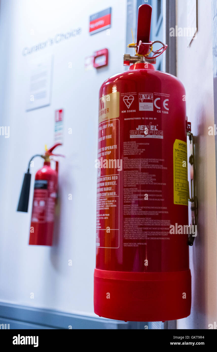 Ein paar rote Hydranten / Feuerlöscher in einem öffentlichen Gebäude Stockfoto