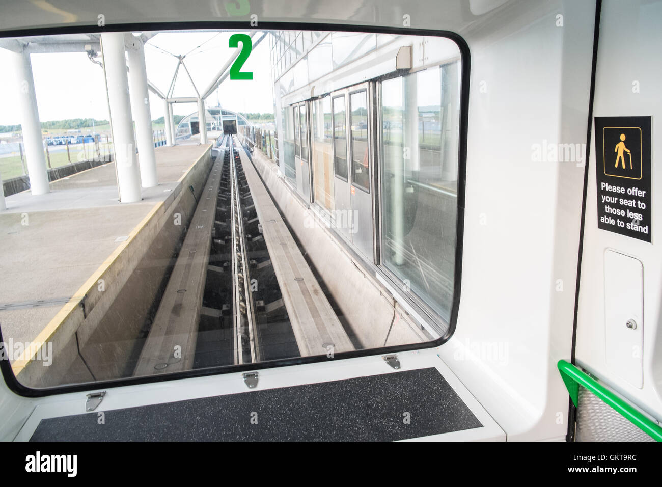 Terminal am Flughafen Stansted, Essex, London. Fahrer weniger Shuttle-Zug. Stockfoto