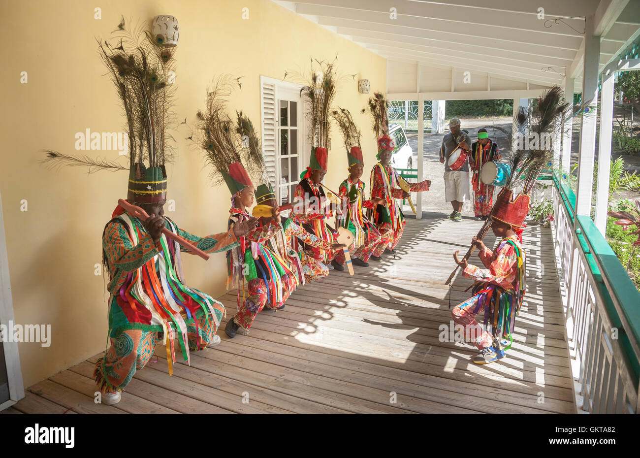 Tänzer in der traditionellen Tracht besuchen Sie Häuser und Villen am Weihnachten Stockfoto
