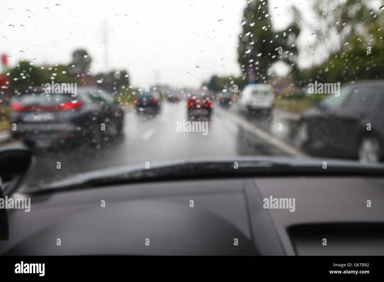 Schlechtem Wetter Autofahren in Stau - verschwommene Sicht Stockfoto