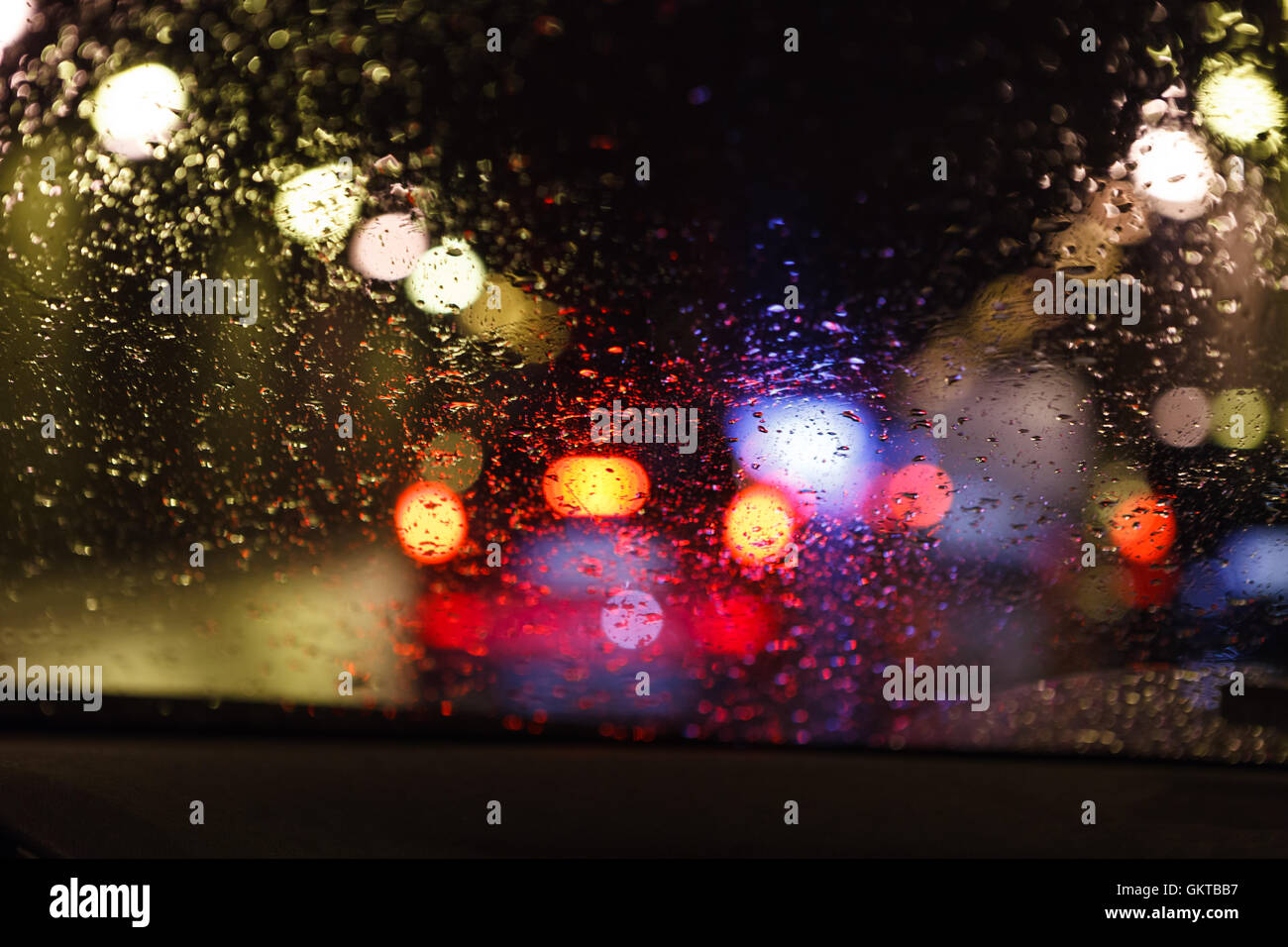 Schlechte Wetterbedingungen fahren eines Autos im Stau, verschwommene Sicht Stockfoto