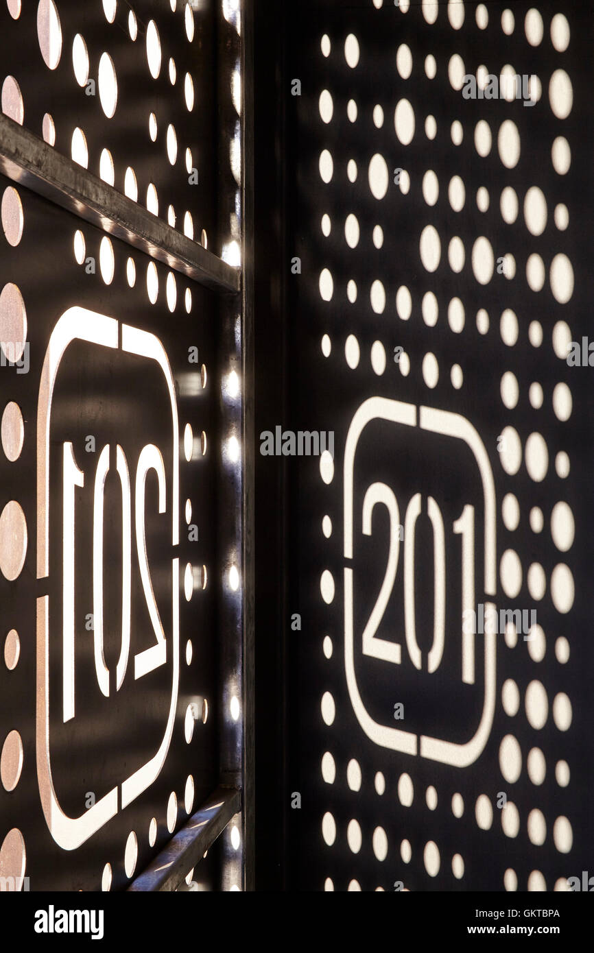 Detail der perforierten Stahl Tür und Beschilderung. 201 Borough High Street, London, Vereinigtes Königreich. Architekt: Steif + Trevillion Architekten, 2016. Stockfoto