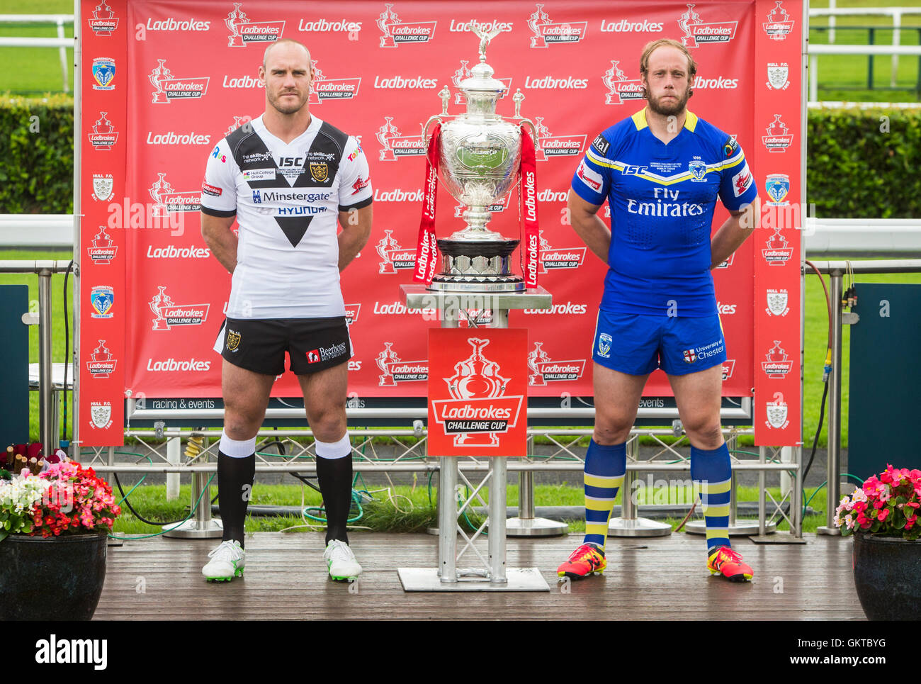 Hull FC Gareth Ellis (links) mit Warrington Wolves' Chris Hill vor einer Pressekonferenz in Doncaster Racecourse, Doncaster. PRESSEVERBAND Foto. Bild Datum: Montag, 22. August 2016. Bildnachweis sollte lauten: Danny Lawson/PA Wire. Einschränkungen: Nur zur redaktionellen Verwendung. Keine kommerzielle Nutzung. Keine falschen Handelsvereinigung. Keine video Emulation. Keine Manipulation von Bildern. Stockfoto