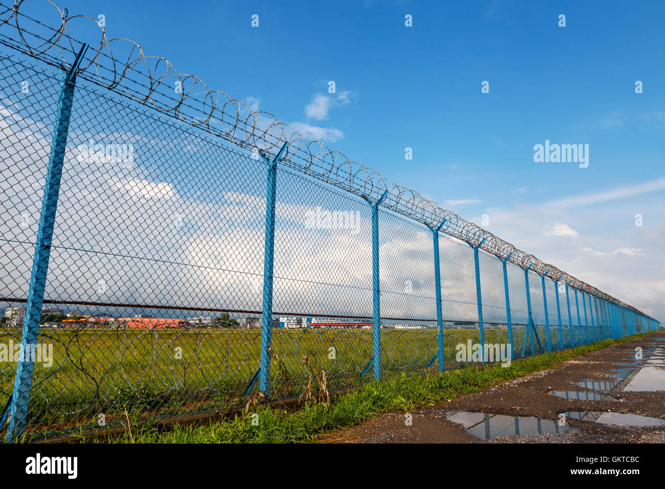 Stacheldrahtzaun von Sperrgebiet Stockfoto