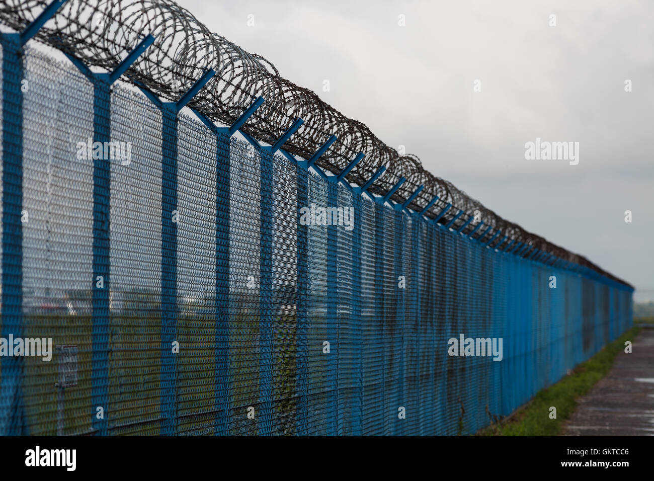 Stacheldraht und dunkel Fotos und Bildmaterial in hoher Auflösung Alamy