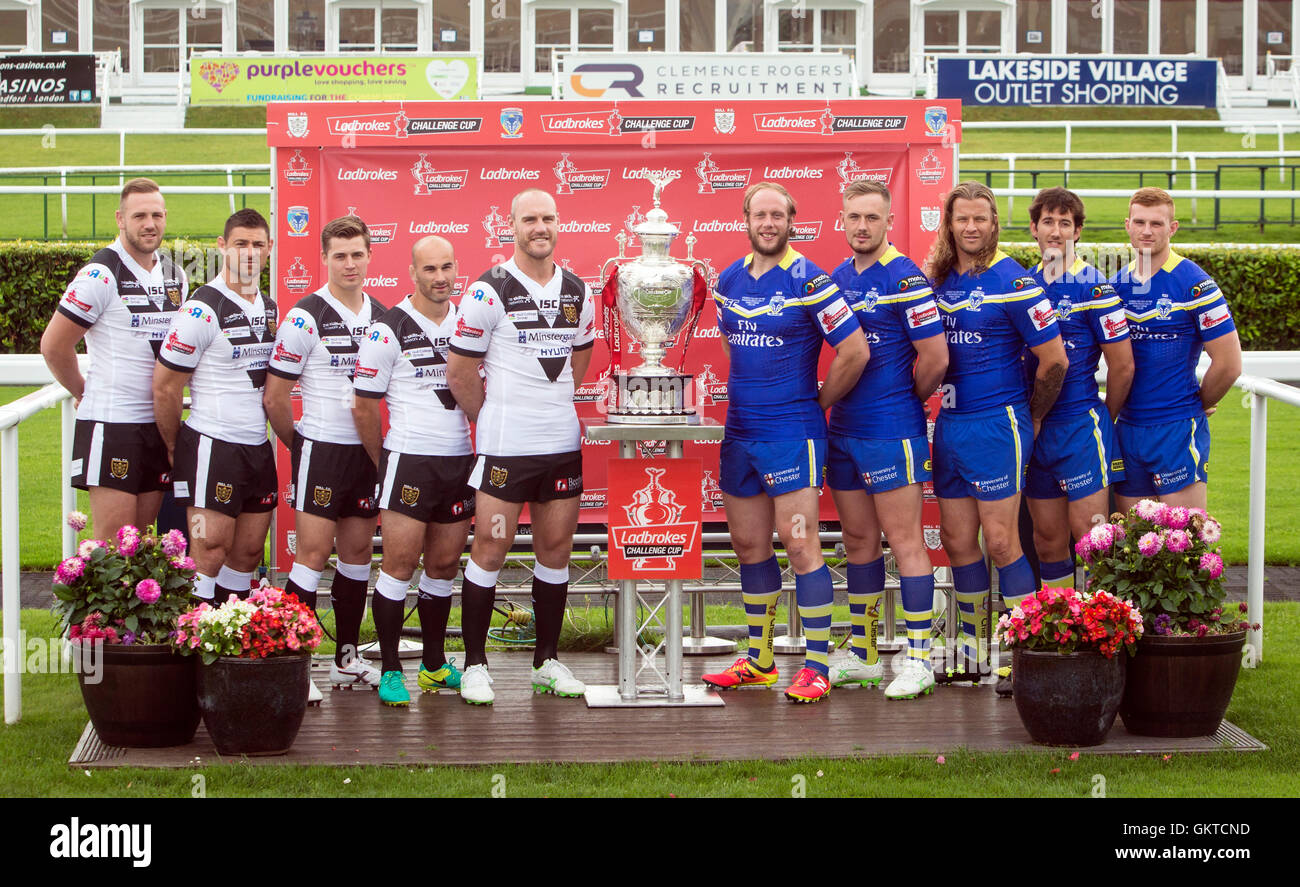 (links-rechts) Hull FC Liam Watts, Mark Minichiello, Jamie Shaul, Danny Houghton und Gareth Ellis mit Warrington Wolves' Chris Hill, Ben Currie, Ashton Sims, Stefan Ratchford und Jack Hughes vor einer Pressekonferenz in Doncaster Racecourse, Doncaster. Stockfoto