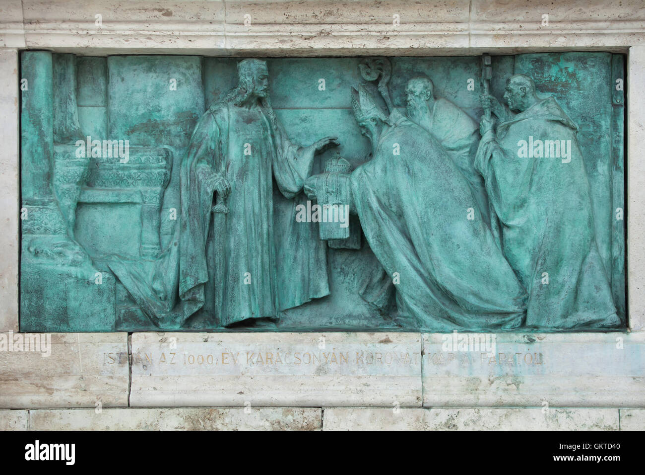 St. Stephan erhält die Heilige Krone von Ungarn von Bischof Astrik, die von Papst Sylvester II in 1000 gesendet wurde. Bronzerelief von ungarischen Bildhauer György Zala auf dem Millennium-Denkmal in der Heldenplatz in Budapest, Ungarn. Stockfoto
