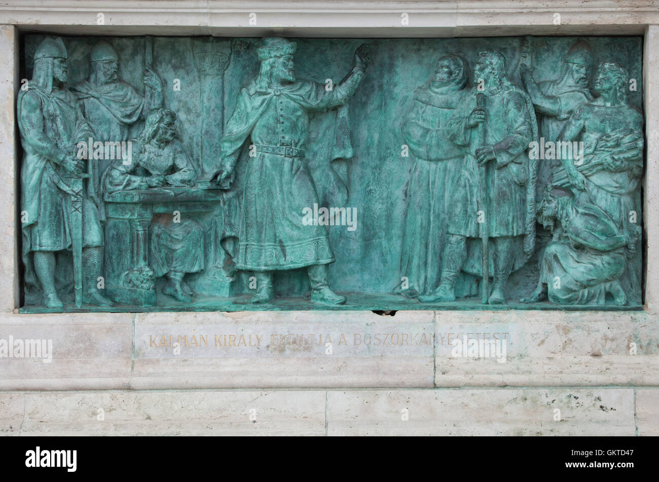 Coloman König von Ungarn verbietet das Verbrennen der Hexen auf dem Scheiterhaufen. Bronzerelief von ungarischen Bildhauer György Zala auf dem Millennium-Denkmal in der Heldenplatz in Budapest, Ungarn. Stockfoto